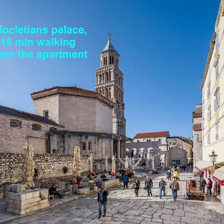 Beachfront With Balcony And Parking Appartement Split