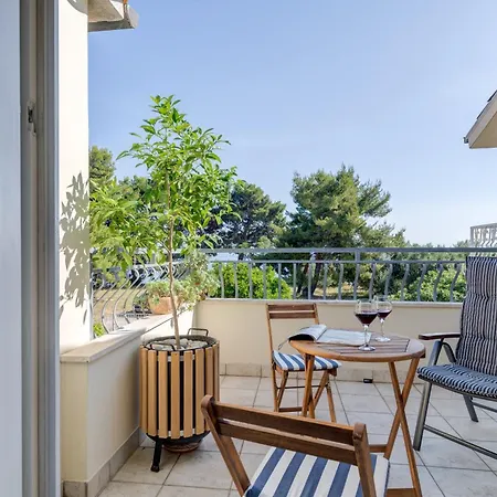 Beachfront With Balcony And Parking Apartman