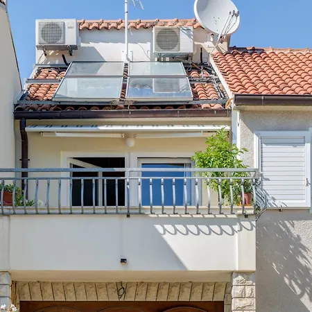 Beachfront With Balcony And Parking Apartman *