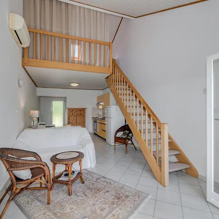 Beachfront With Balcony And Parking Apartman