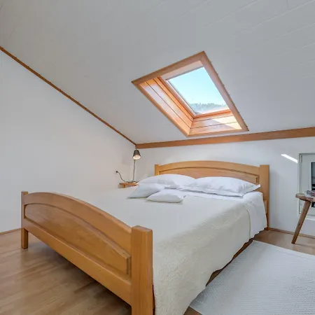 Beachfront With Balcony And Parking Appartement Split