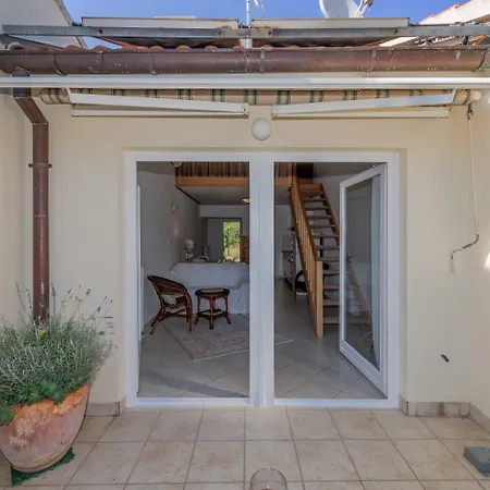 Beachfront With Balcony And Parking Appartement Split