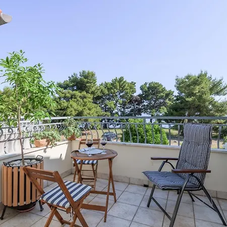 Апартаменти Beachfront With Balcony And Parking Спліт