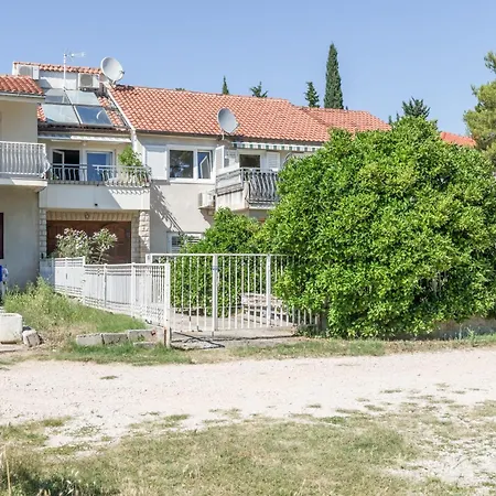 Beachfront With Balcony And Parking Apartament Split