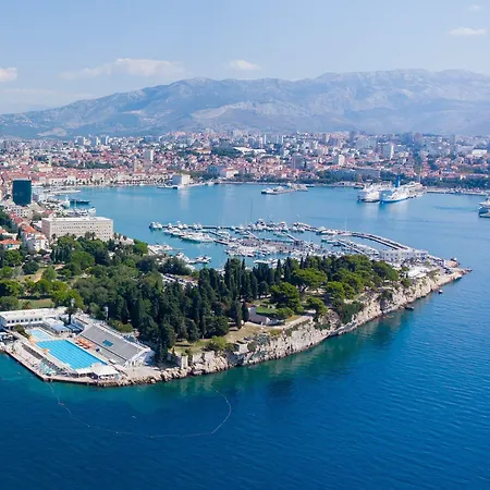 Lägenhet Beachfront With Balcony And Parking